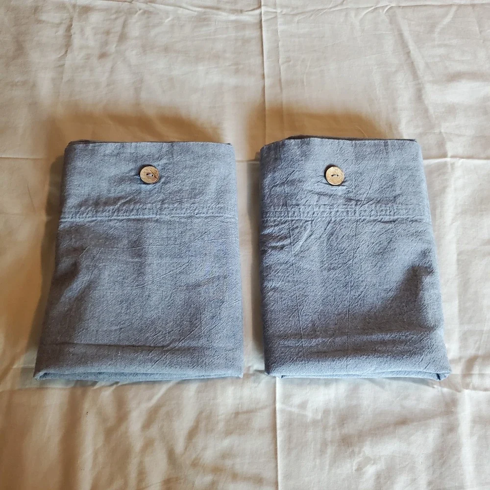 Cremieux Blue Cotton Chambray King Pillowcase Set of 2 Wood Button Closure 20x36